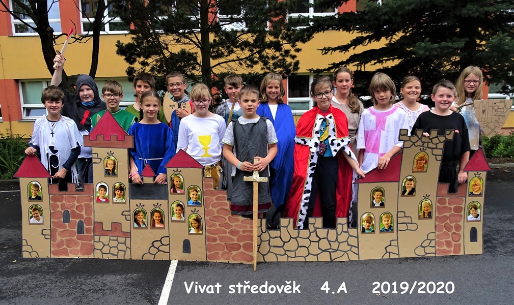 Poslední příškolandový den jsme se naposledy převlékli do "středověkého", abychom ukončili náš celoroční projekt.